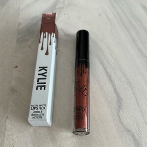 Kylie Metal Matte Lipstick color / REIGN